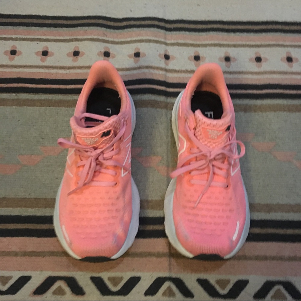 New Balance women’s 7.5 Fresh Foam 1080 Pink & White NB sneakers athletic GUC - Picture 3 of 12